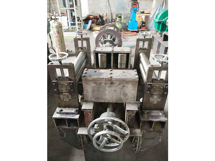帶鋼對中調整機